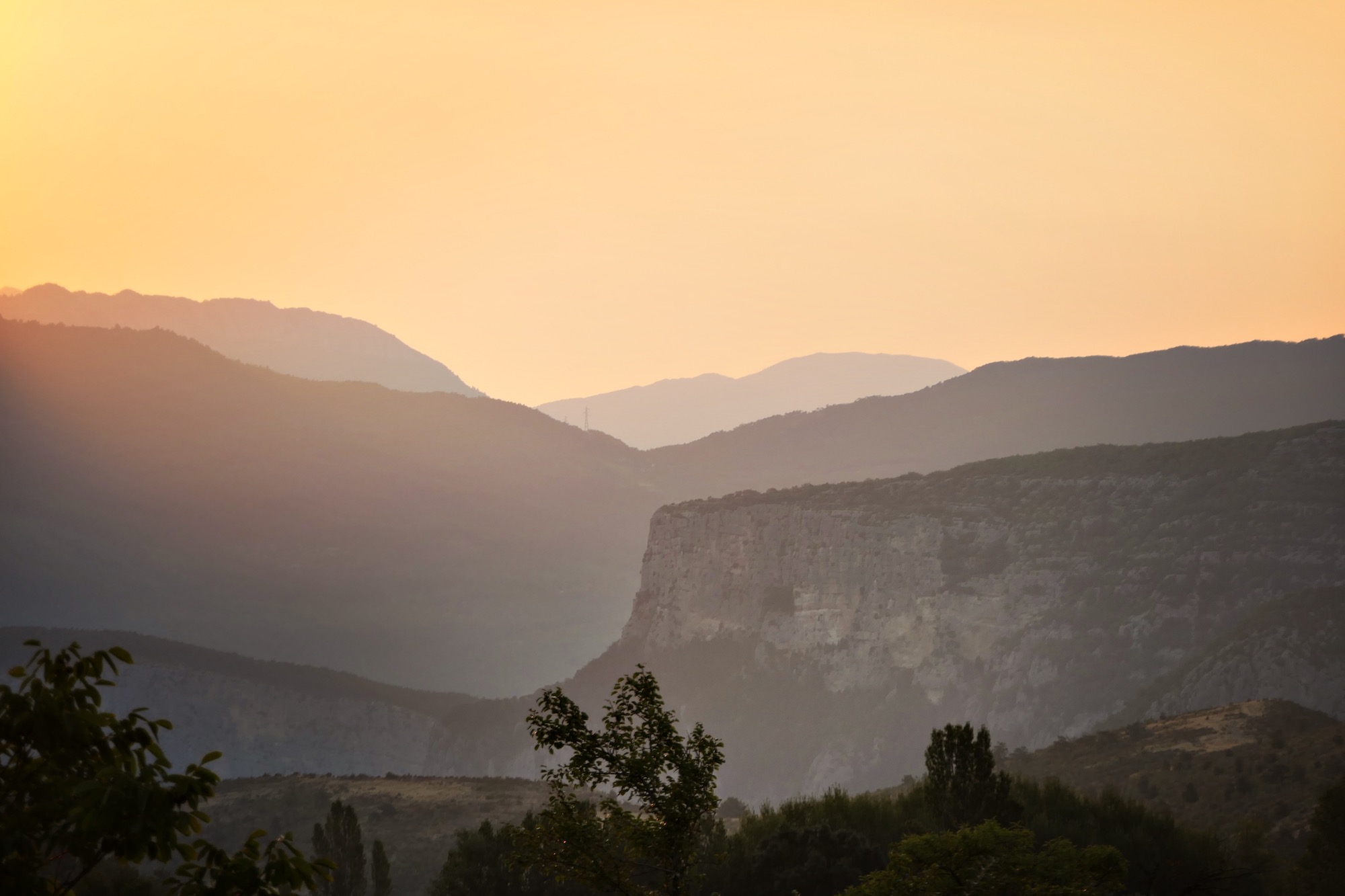 Ruhige Berglandschaft im Abendlicht mit weitem Blick